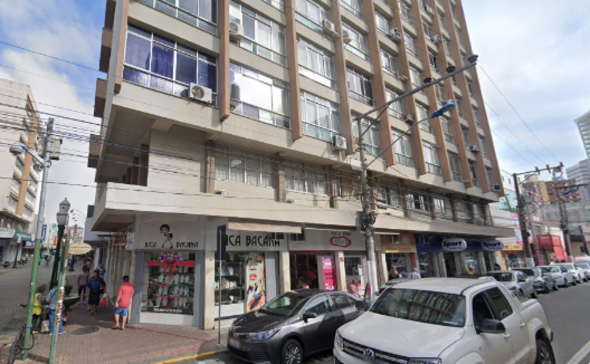 CONJUNTO COMERCIAL Nº17, LOCALIZADO NO 2º PAVIMENTO DO EDIFÍCIO JULIETA LINS, SITUADO NA ESQUINA DAS RUAS HERCILIO LUZ nº 338 E FELIPE SCHMIDT, COM ÁREA DE 33,66M², MATRICULADO SOB O Nº 34.057 DO 1º OFÍCIO DE REGISTRO DE IMÓVEIS DE ITAJAÍ/SC.