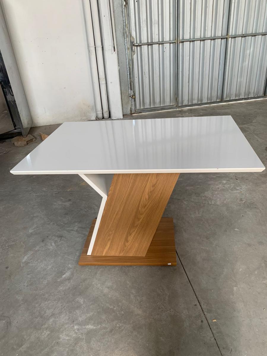 MESA DE TAMPO BRANCO BASE AMADEIRADA (1.10 por 0,80).