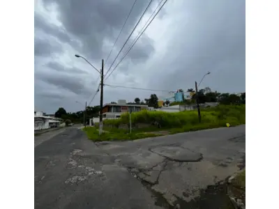LOTE 001 - TERRENO NA VILLA DOS ENGENHEIROS II, LOCALIZADO NA RUA ELAINE CRISTINE MILANEZE, S/Nº, ESQUINA COM A RUA OSWALDO HULSE, NO BAIRRO PIO CORREA, EM CRICIÚMA/SC, PRÓXIMO AO SESC.